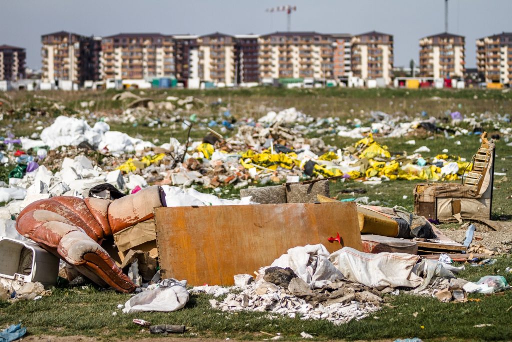 Primarul Daniel Florea lasă aproape 5.000 de tineri și copii să trăiască cu o groapă de gunoi lângă cartierul nou în care s-au mutat