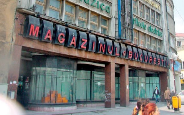 O clădire emblematică a Capitalei va dispărea. A început demolarea fostului “mall”, Magazinul Universal București. Cladirea este construită în 1929.