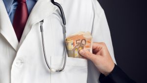 Percheziții la Institutul "Marius Nasta" din București. Mai mulți medici au luat mită pentru operații