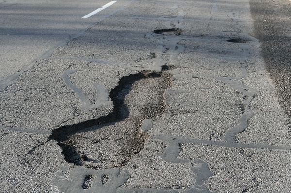 Prima despăgubire acordată pentru că o stradă din sectorul 5 a fost prost asfaltată