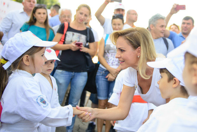 Am sunat sa duc copilul să îi pun aparat dentar pe banii Primăriei Municipiului Bucureşti. Răspunsul nu știm condițiile, urmăriți site-ul ASSMB