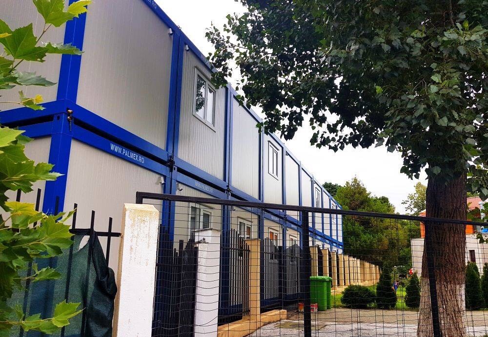 Nu sunt bani pentru şcoli noi, dar avem pentru borduri. Elevii puși sa învețe în containere