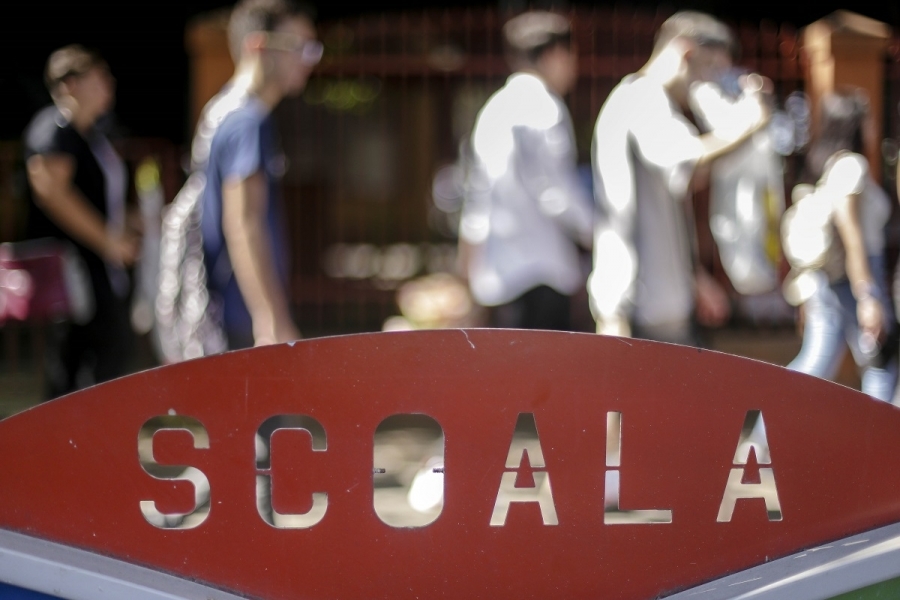 Director școală La noi la școală s-a lucrat românește. Elevii nu au ușă la toaletă