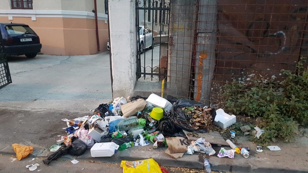 Sectorul 3 al Capitalei, condus de edilul Robert Negoitã, este sub asaltul gunoaielor.