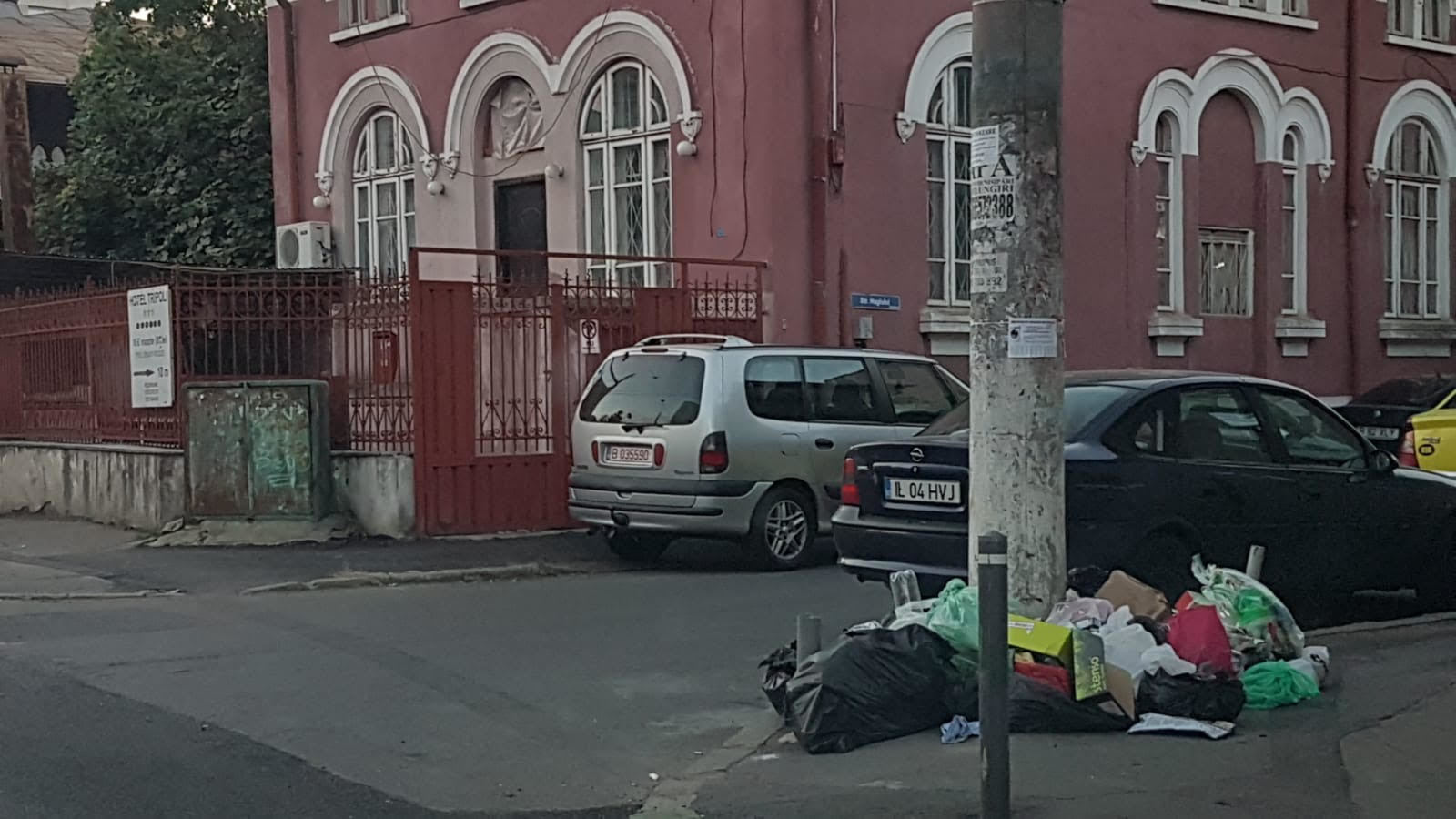 Sectorul 3 al Capitalei, condus de edilul Robert Negoitã, este sub asaltul gunoaielor. 8