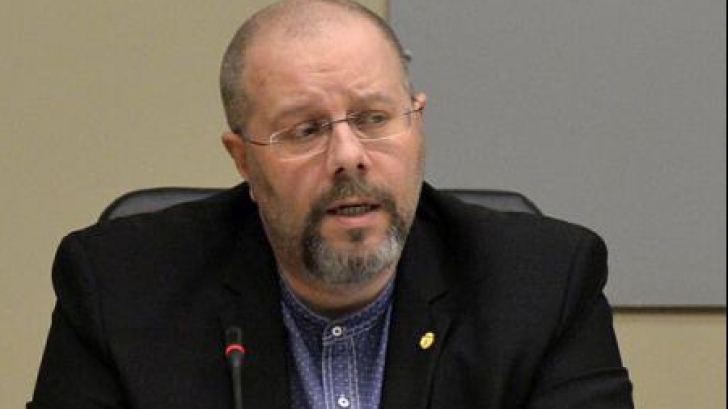 Viceprimarul PSD Bădulescu către un consilier general din opoziție Nu vezi că ești un mucios Tu nu vezi în ce hal arăți Păcăliciule! Miroși a transpirație