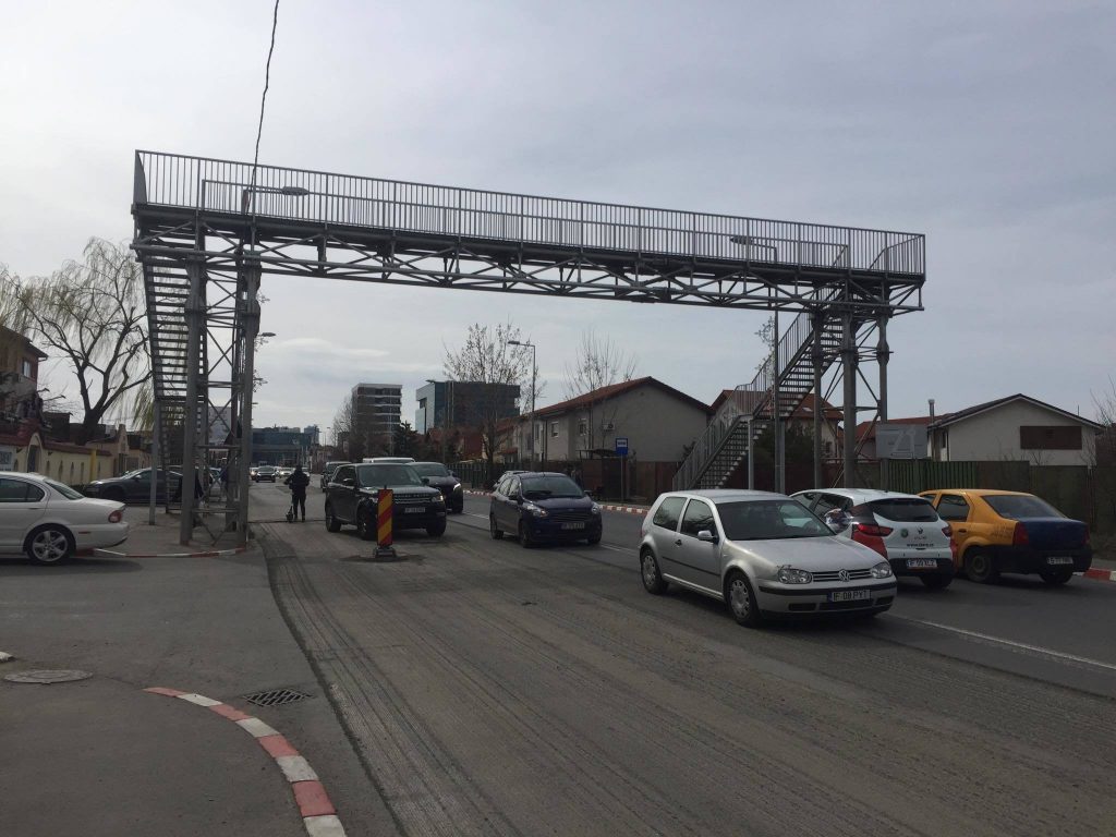 Gabriel Dumitrașcu Firea vrea pietonii pe pasarele suspendate. În orașul condus de soțul ei acestea au ruginit