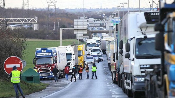 Trafic blocat de camioane