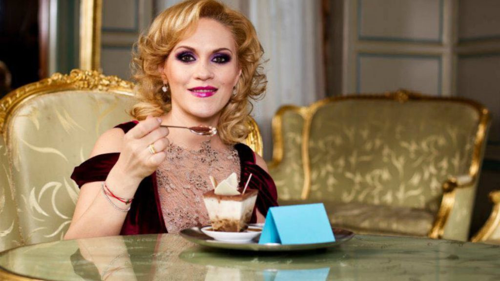 Gabriela Firea mănâncă prăjituri