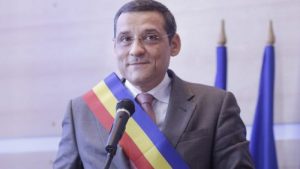 Edilul Gabriel Mutu vrea credit, să închirieze spațiile scolare și să vândă locuințele sociale- ca să facă bani la buget